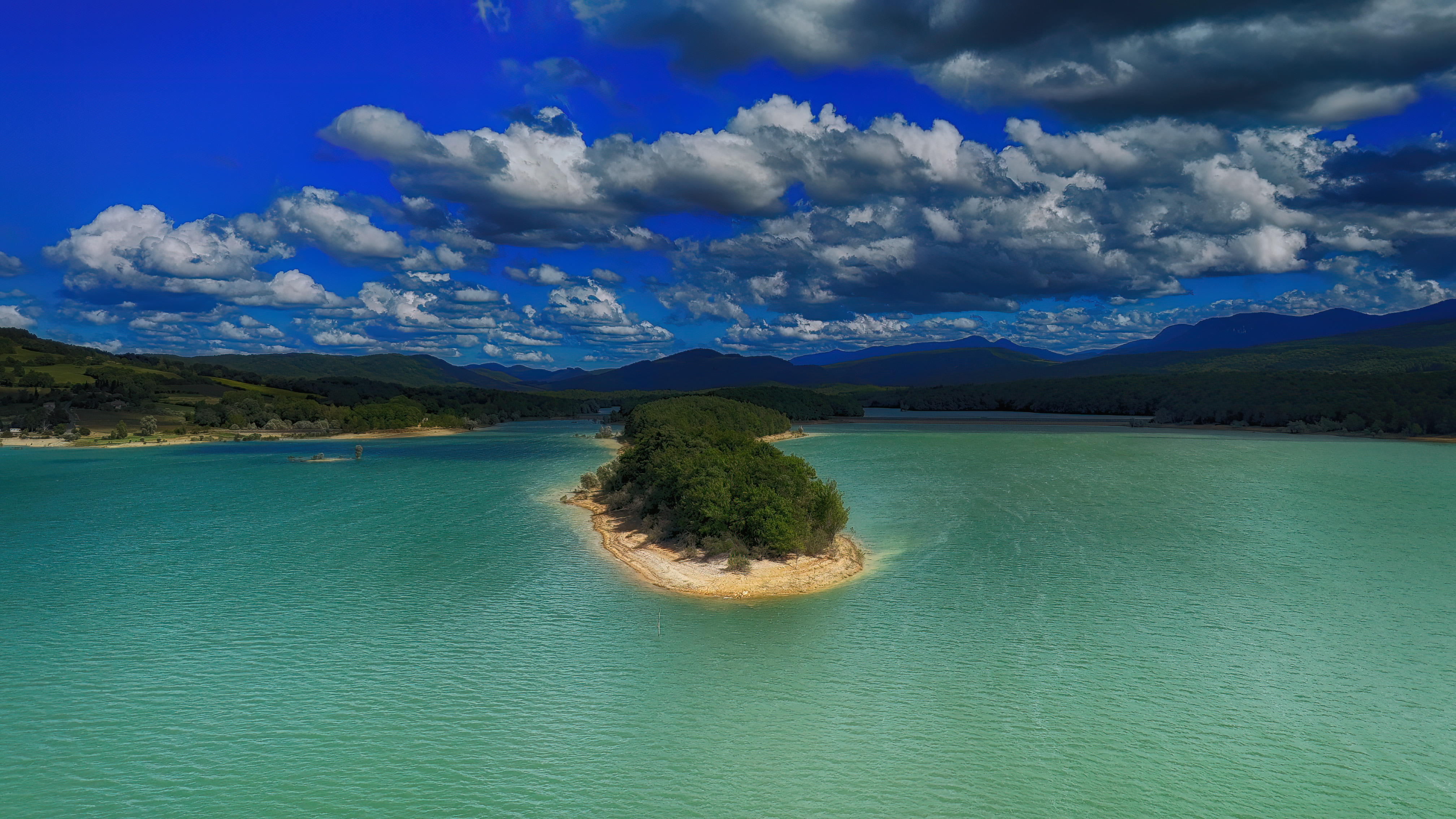 La presqu'île aux sables blonds ጠ Lac de Montbel sous ciel d'orage